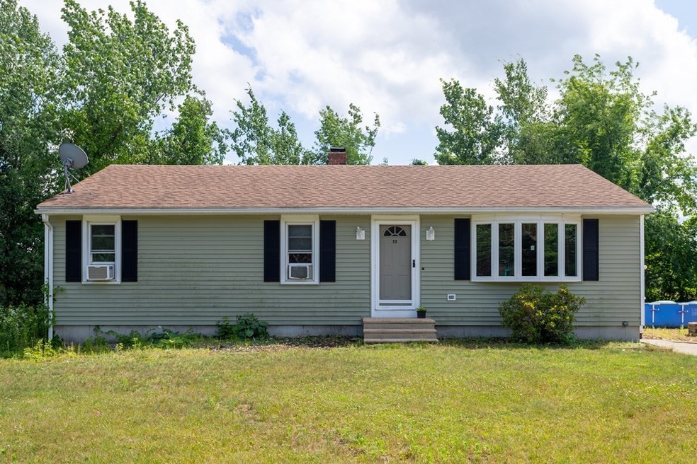 10 Thornapple Cir, Rutland, MA 01543 - photo 1