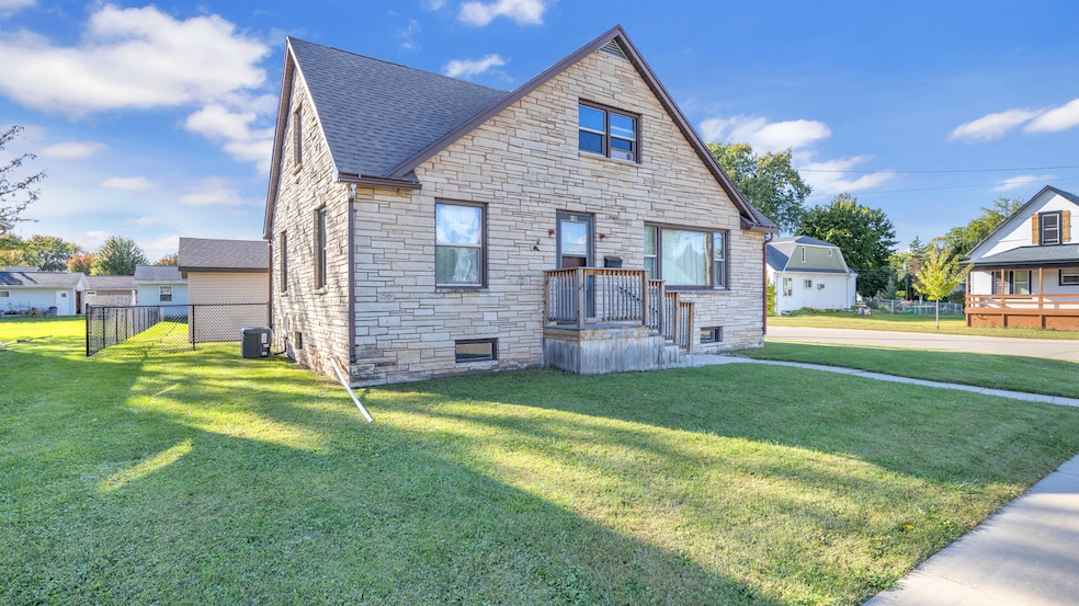 1011 Bechaud Ave, North Fond Du Lac, WI 54937 - photo 1