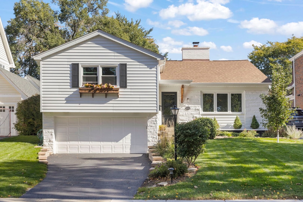 211 Crest Rd, Glen Ellyn, IL 60137 - photo 1