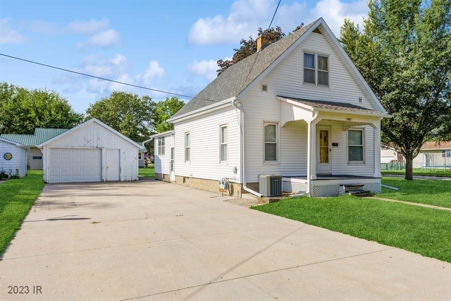 1003 S 5th Ave E, Newton, IA 50208 - photo 1