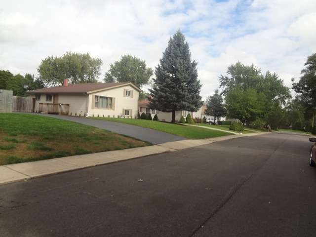 1720 Queens Ct, Carpentersville, IL 60110 - photo 1