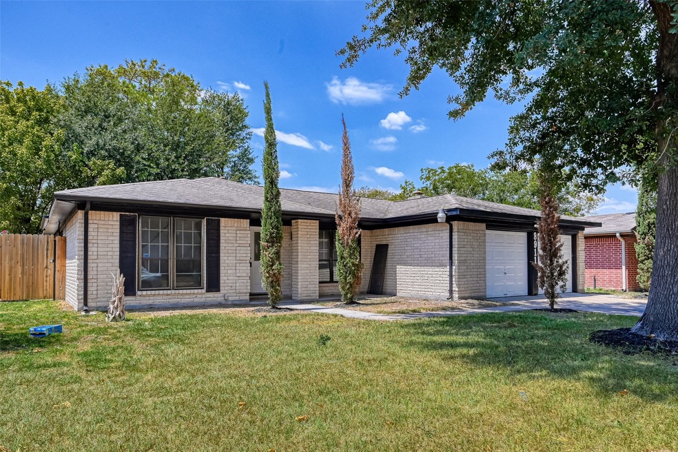 8911 Sunnywood Dr, Houston, TX 77088 - photo 1