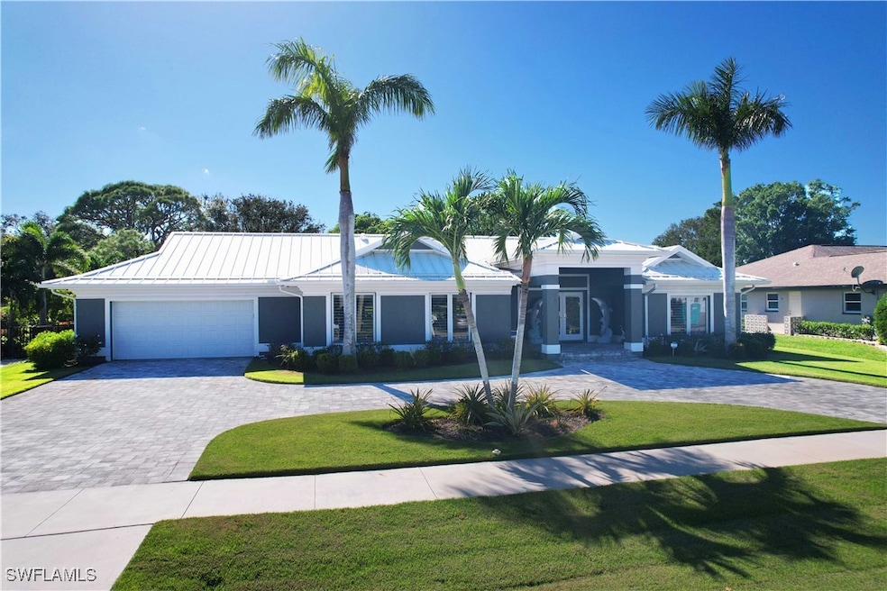 Ranch-style house featuring an attached garage, me