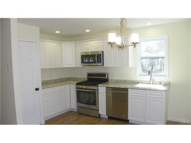 Sleek & Clean brand new kitchen and appliances!