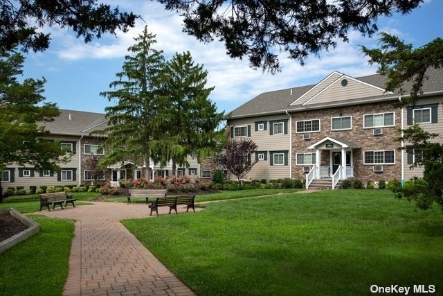 558 New Hwy unit 4-1H, Hauppauge, NY 11788 - photo 1