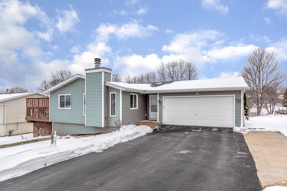 826 Squire Ln, West Bend, WI 53090 - photo 1