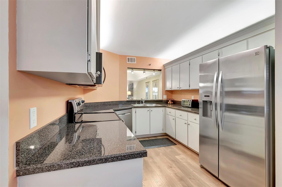 Spacious Eat In itchen with Stainless Steel Applia