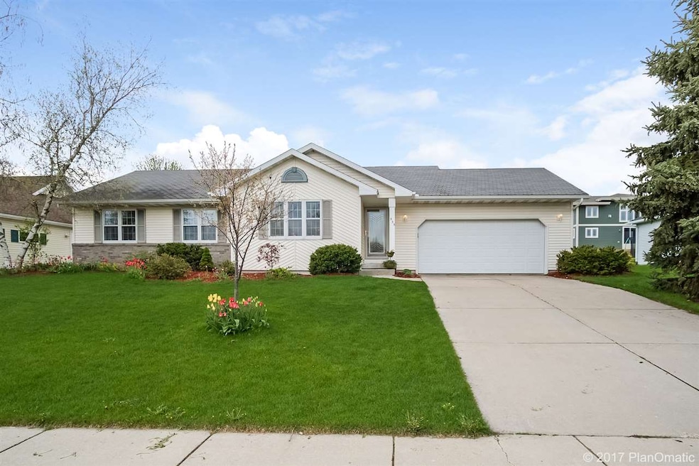 555 Oakwood Dr, Oregon, WI 53575 - photo 1