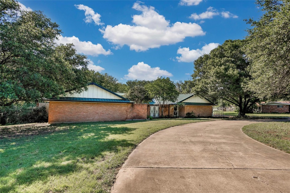 1401 W California St, Gainesville, TX 76240 - photo 1