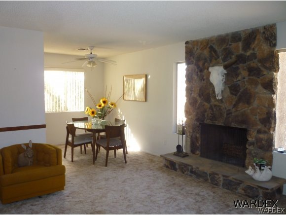Living Room w Fireplace