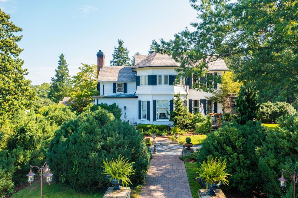 824 E Myrtle Ave, Johnson City, TN 37601 - photo 1