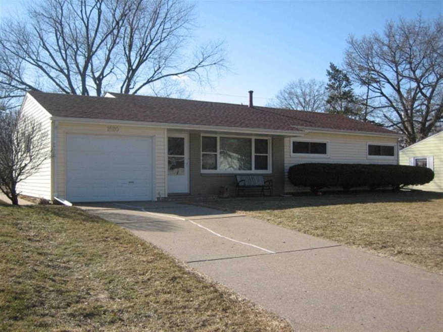 1520 Lakewood Dr, Bettendorf, IA 52722 - photo 1