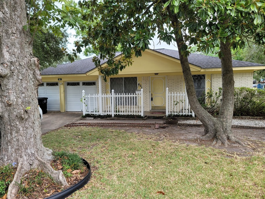 821 Kost Rd, Alvin, TX 77511 - photo 1