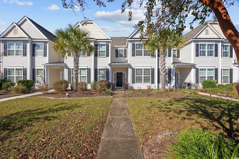 View of front facade featuring a front lawn