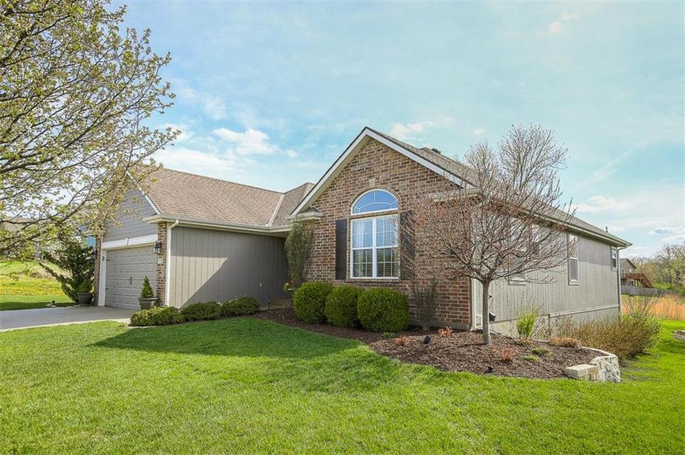 Wonderful home with pretty landscaping!