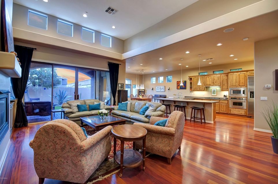 LIVING/DINING AREAS