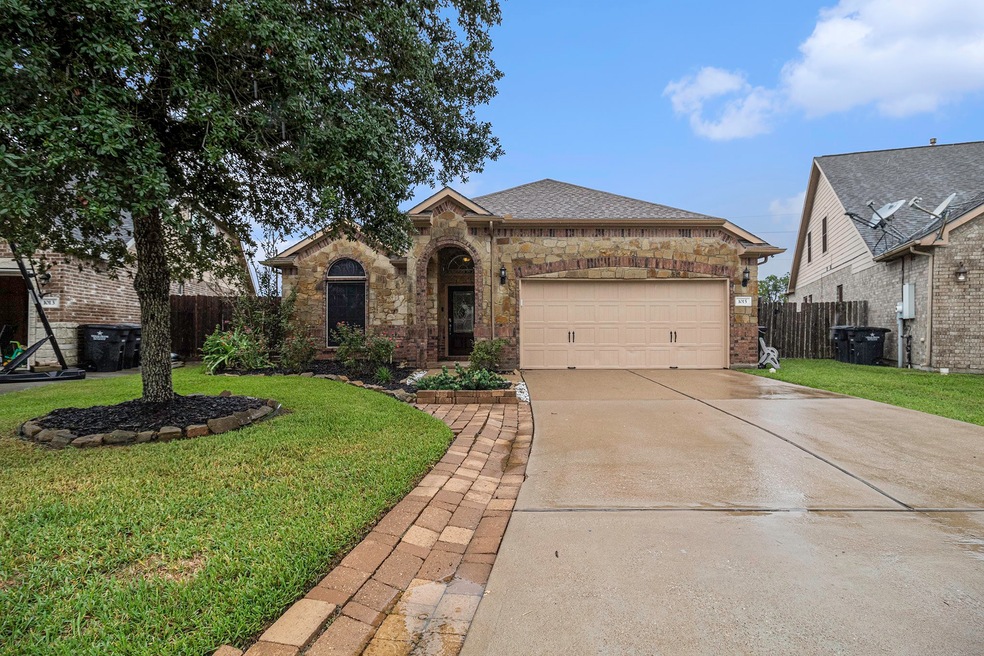 1015 Luke Dr, Alvin, TX 77511 - photo 1