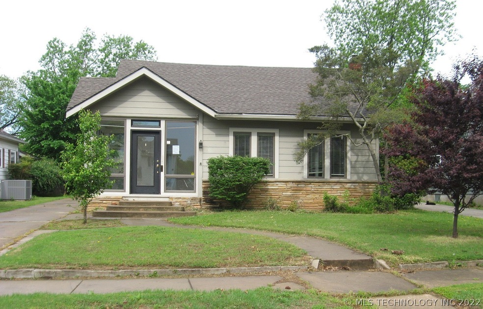What a cute Bungalow this is! Much to offer includ
