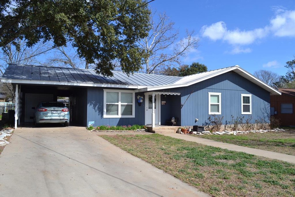 310 W Nimitz St, Fredericksburg, TX 78624 - photo 1