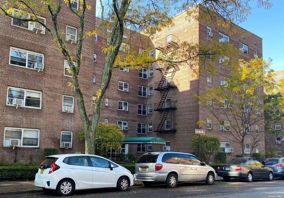75-02 Austin St unit 5B, Forest Hills, NY 11375 - photo 1
