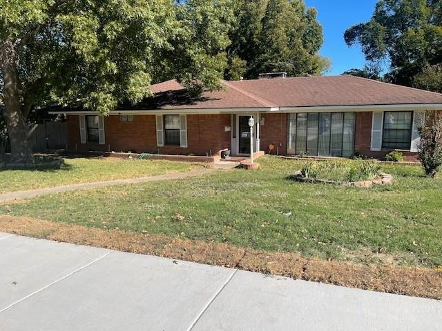 Single story home with a front yard