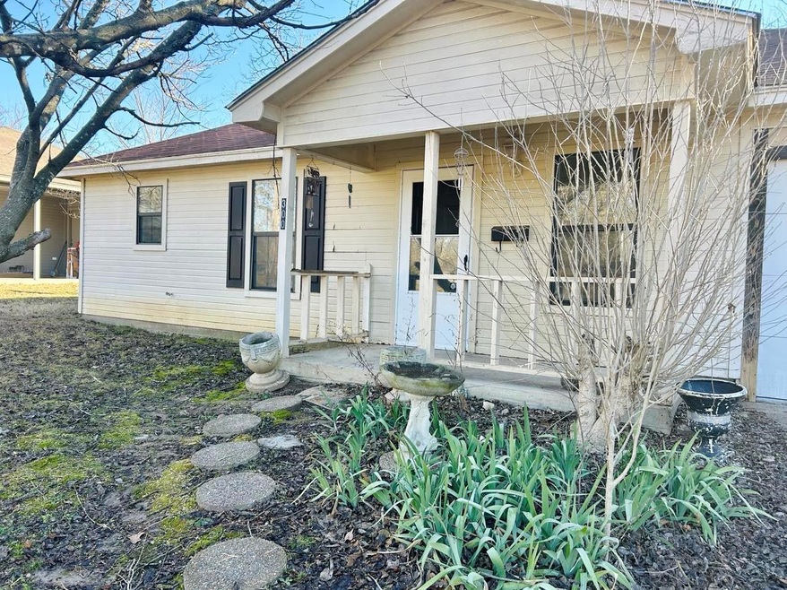 300 Smith St, Bonham, TX 75418 - photo 1