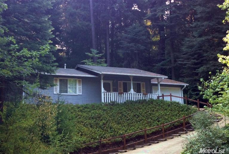Cozy home walking distance to local shops & res