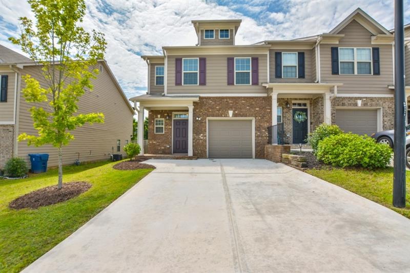 Beautiful, End-Unit Townhome!