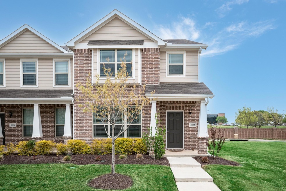 View of front facade featuring a front yard