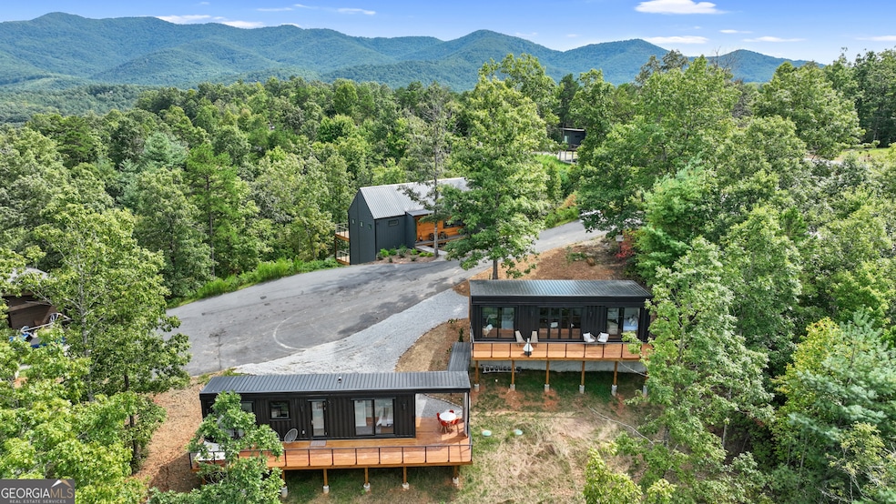 2-bed, 1-bath Main House with 1-bed, 1-bath Guest 