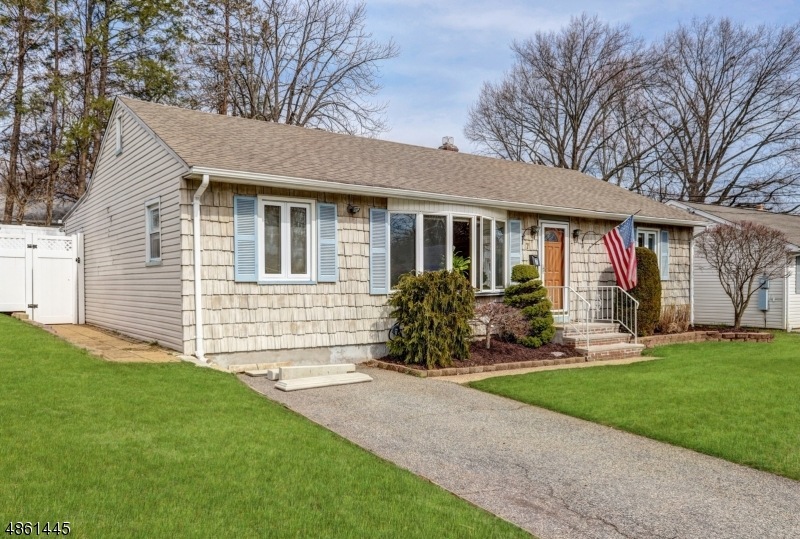 7 Linda Ln, Clark, NJ 07066 - photo 1