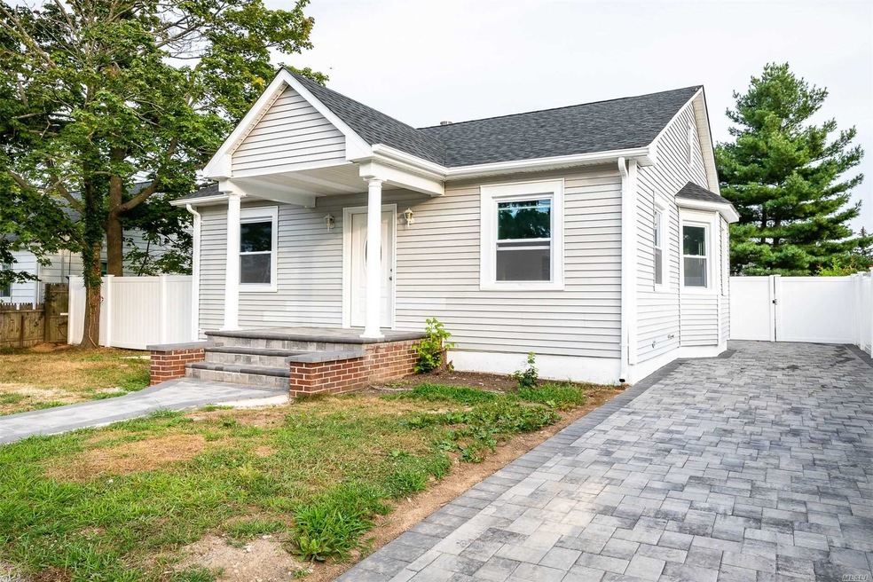 10 Pleasantview Ct, Copiague, NY 11726 - photo 1