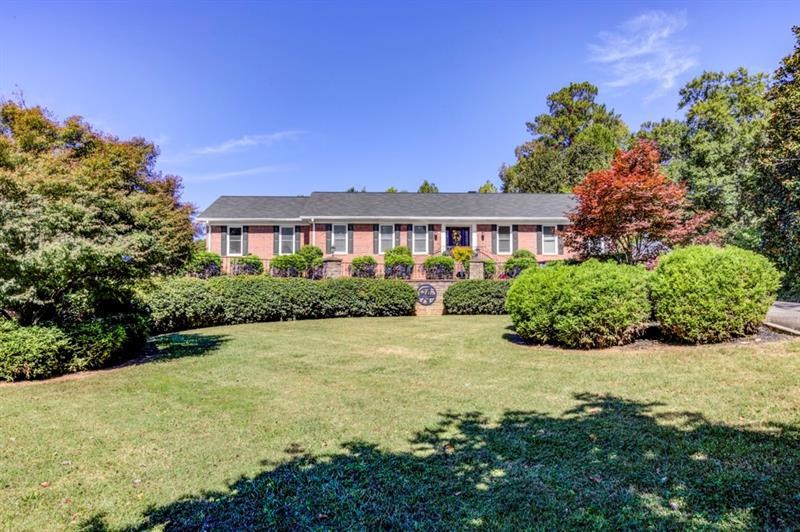 Welcome to Macland!! HUGE Circle driveway - multip