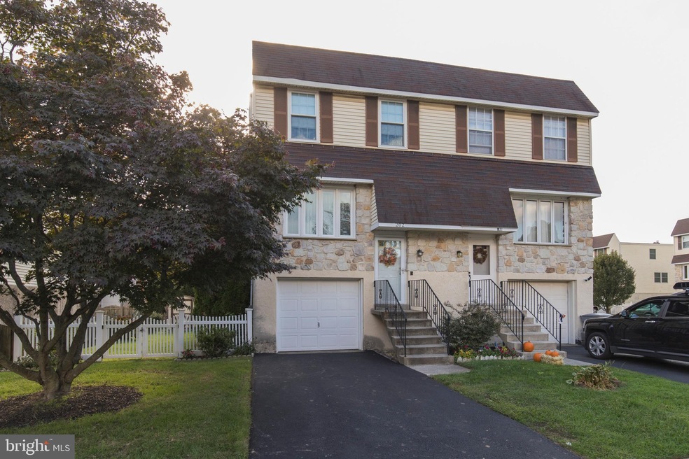 202 Patricia Ln, Secane, PA 19018 - photo 1