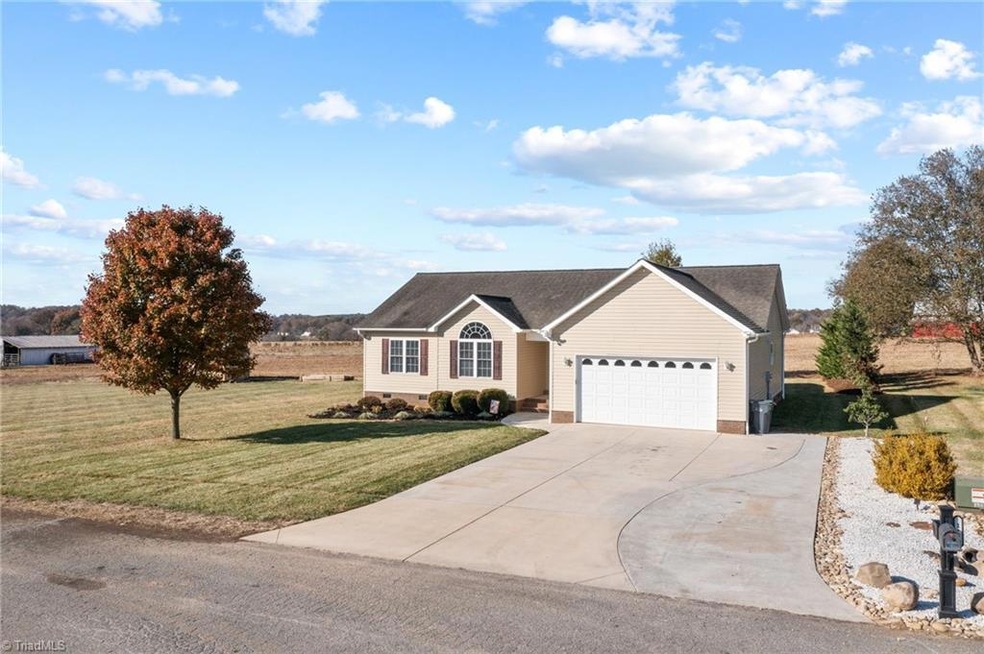 119 W Edinburgh Ct, Statesville, NC 28625 - photo 1