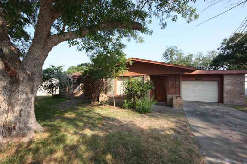 1010 E Inez St, Beeville, TX 78102 - photo 1