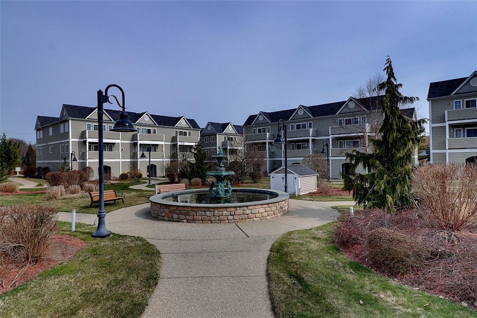 Lovely 2 bed 2 bath end unit overlooking Lush Cour