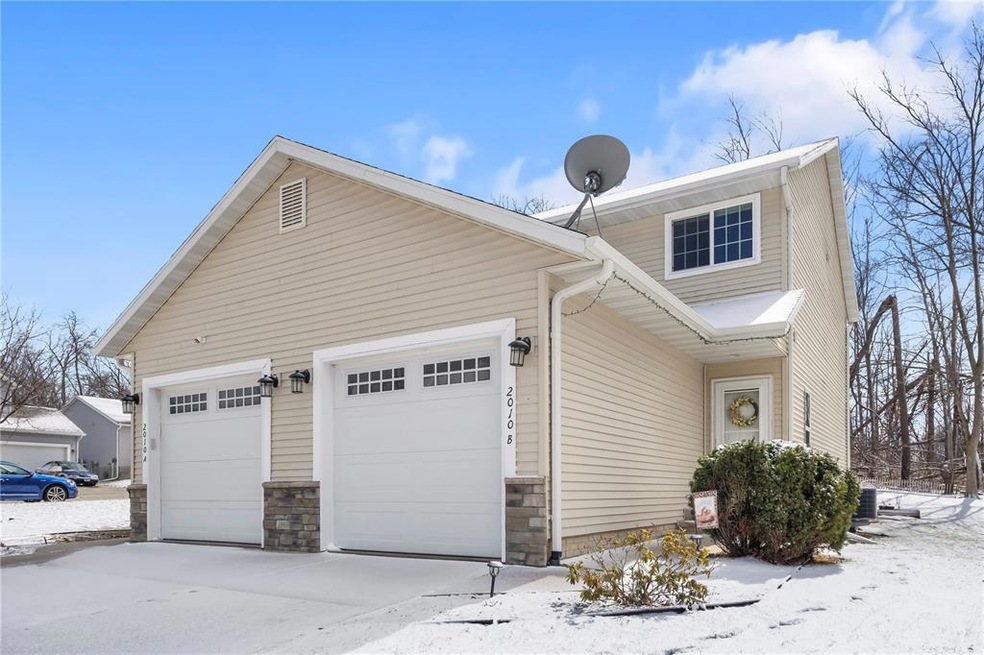 2010 Sugar Creek Dr NW, Cedar Rapids, IA 52405 - photo 1