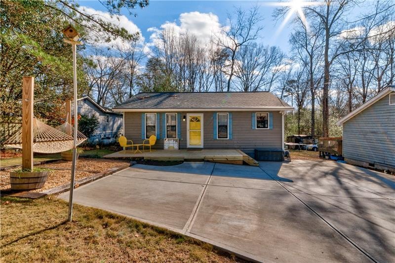 Adorable cottage in Prime Location!