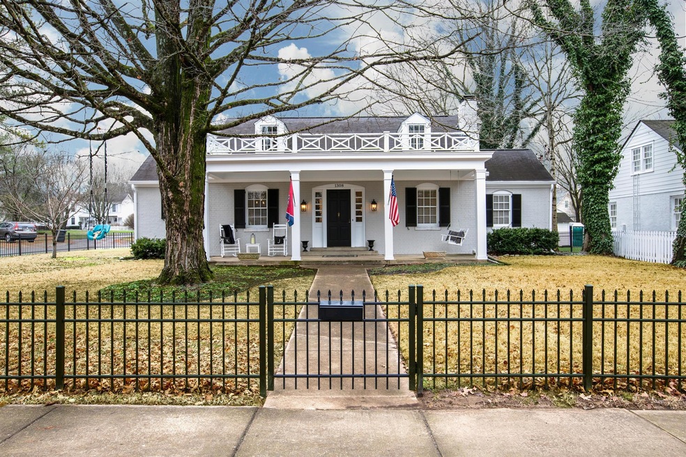 Welcome to this adorable renovated cottage in the Adams Street Historic district in downtown Franklin.