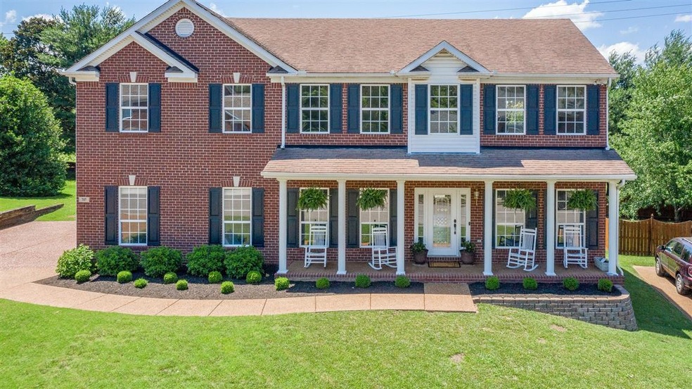 717 N. Wickshire Way in desirable Banbury Crossing