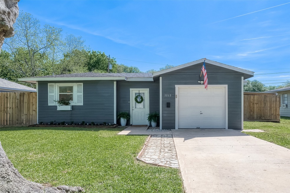 1313 Frost St, Rosenberg, TX 77471 - photo 1