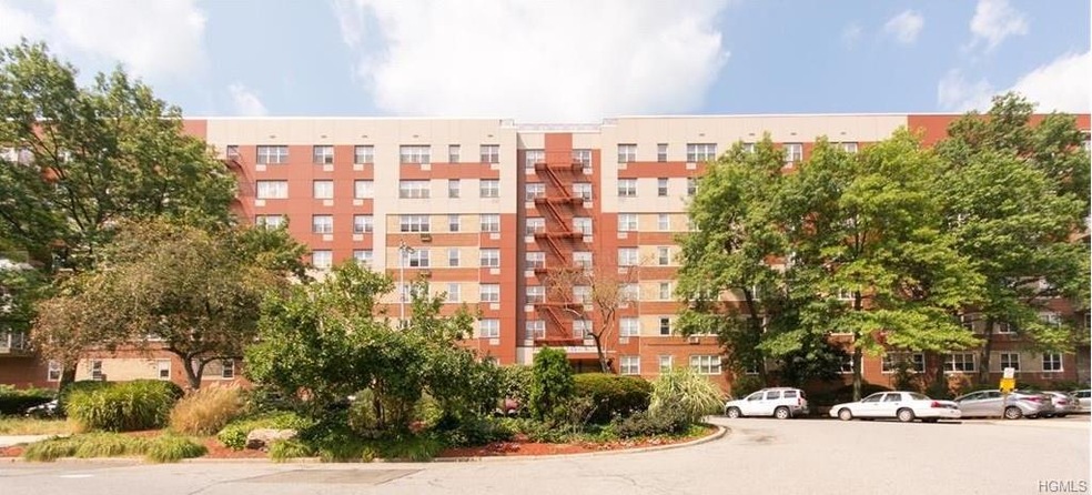 7 Balint Dr unit 729, Yonkers, NY 10710 - photo 1