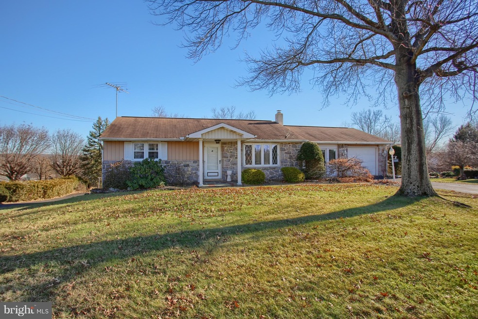 1518 Oak Rd, Pennsburg, PA 18073 - photo 1