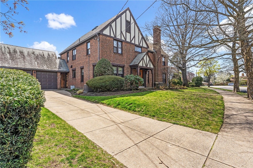 70 Dryden Ave, Pawtucket, RI 02860 - photo 1