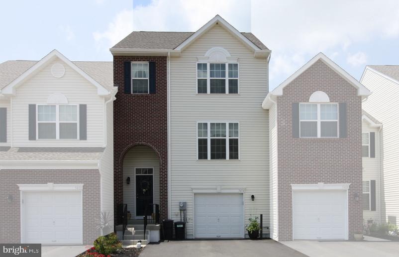 5356 Spring Ridge Dr E, Macungie, PA 18062 - photo 1