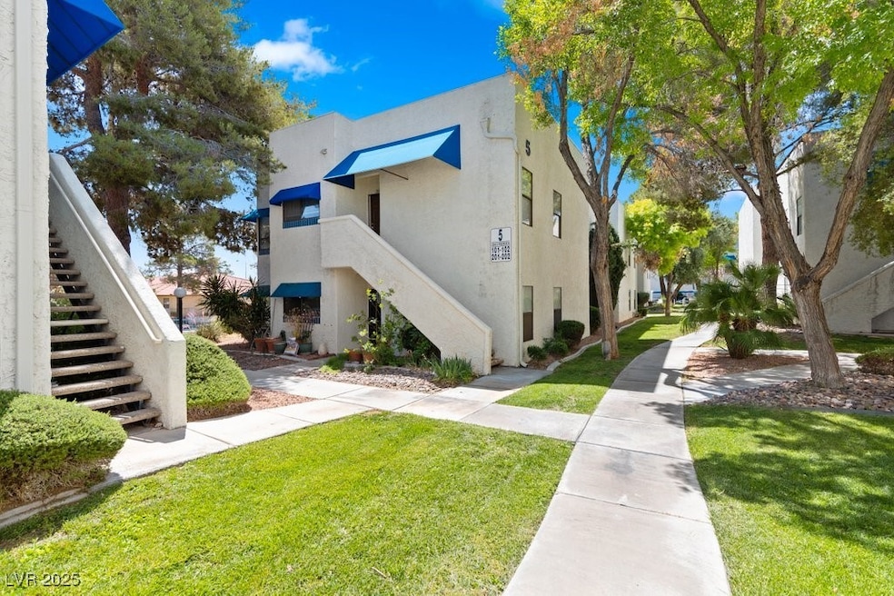 Gorgeous Community featuring mature trees includin