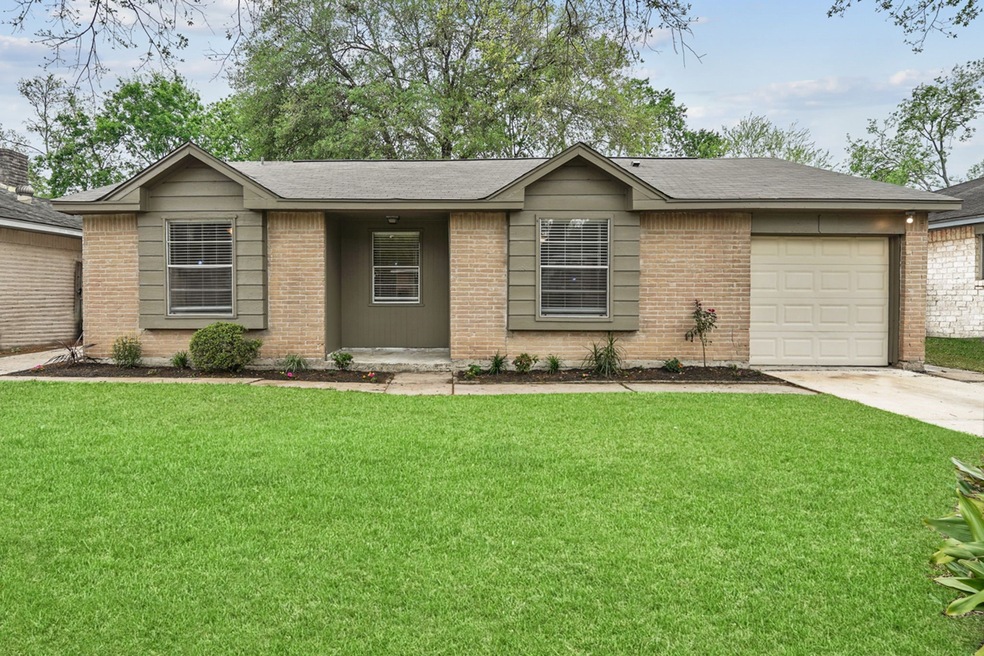 16922 Forest Bend Ave, Friendswood, TX 77546 - photo 1