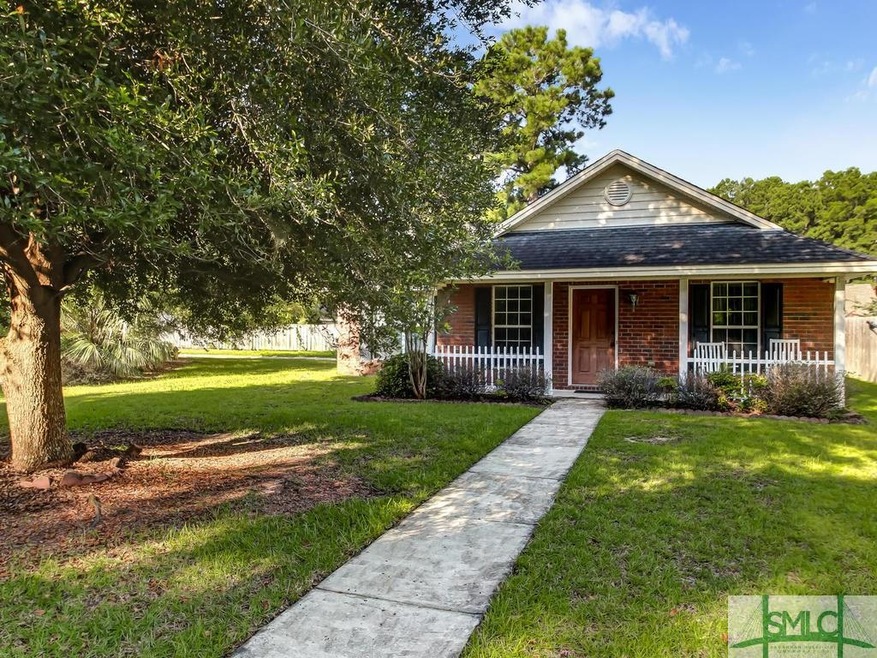 Beautiful Detached Townhouse on corner lot with tr