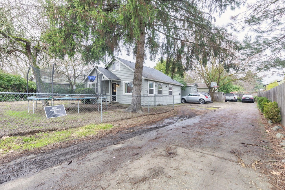 610 NE D St, Grants Pass, OR 97526 - photo 1